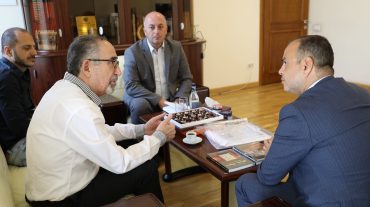 Զարեհ Սինանյանը հանդիպել է գրող, համայնքային գործիչ Կիրակոս Գույումճյանի հետ