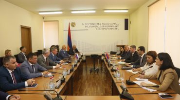 Գնել Սանոսյանն ընդունել է Օմսկի նահանգապետի գլխավորած պատվիրակությանը