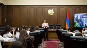Քրիստիննե Գրիգորյանը հանդիպել է ԱԺ «Ամառային դպրոց» ծրագրի մասնակից երեխաների հետ