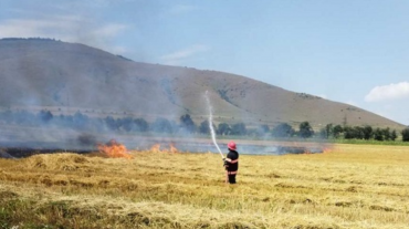 Օձուն-Արևածագ ավտոճանապարհին այրվում են հնձած ցորենի դաշտեր