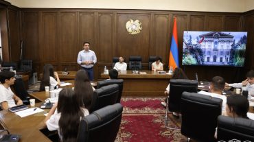 Մասնագիտական կողմնորոշմանն ու քաղաքական կյանքին առնչվող դաս-հանդիպում ԱԺ նախագահի հետ