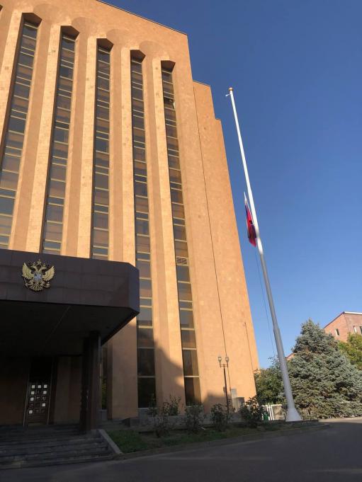 Հայաստանում Ռուսաստանի դեսպանությունն իջեցրել է դեսպանատան դիմաց տեղադրված ՌԴ պետական դրոշը
