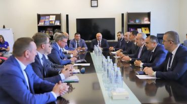 Վահրամ Դումանյանն ընդունել է Օմսկի նահանգապետի գլխավորած պատվիրակությանը