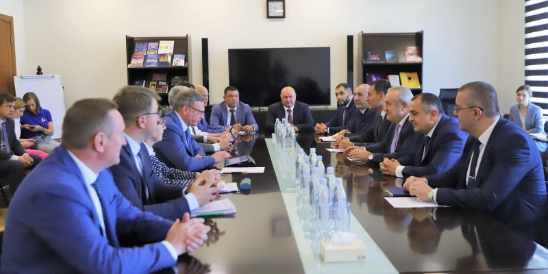 Վահրամ Դումանյանն ընդունել է Օմսկի նահանգապետի գլխավորած պատվիրակությանը