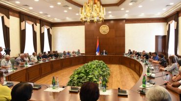 Արայիկ Հարությունյանն ընդունել է զոհված զինծառայողների հարազատներին