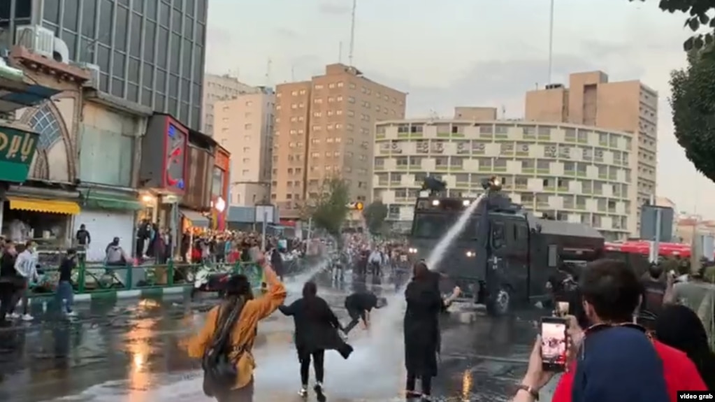 Իրանում ցույցեր են․ կանայք ողջ երկրում այրում են հիջաբներն ու կտրում իրենց մազերը