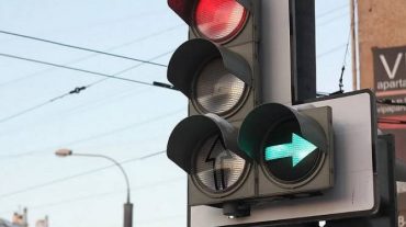 Աջակողմյան մշտական երթևեկությամբ ապահովված խաչմերուկները կահավորվում են լուսացուցային համապատասխան ազդանշանով