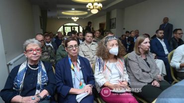 Կտրել են կին զինծառայողի ոտքերը, մատները, մերկացրել նրան. ԳՇ պետը դեսպաններին ներկայացրեց ադրբեջանական վայրագությունները