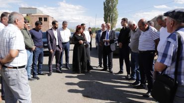 Շիրակի մարզպետը հանդիպել է Երազգավորսի բնակիչներին, ոլորտային պատասխանատուների հետ քննարկել բնակավայրի հիմնահարցերը