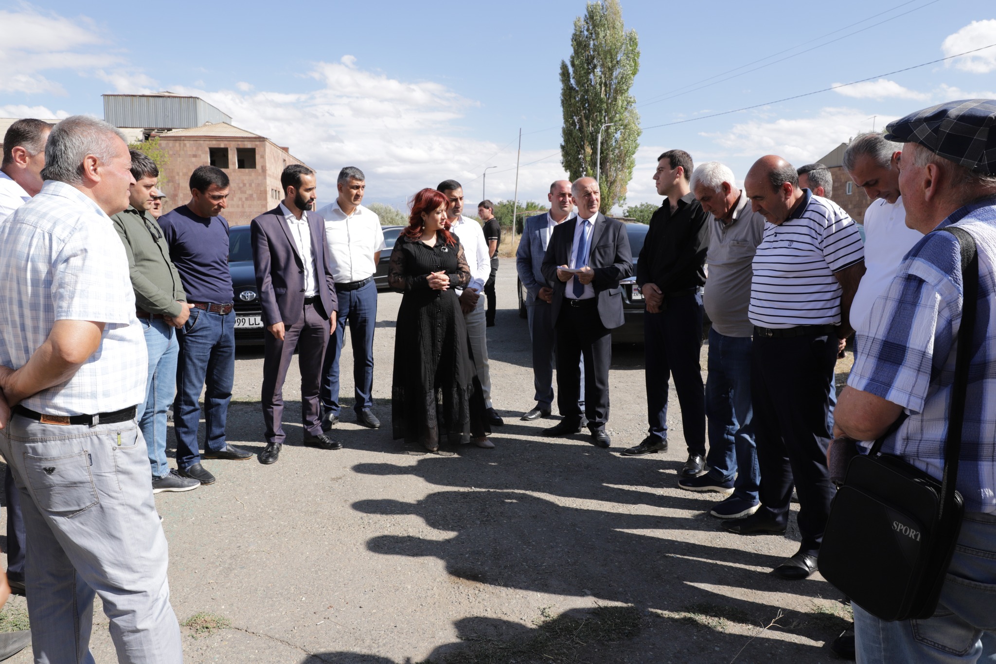 Շիրակի մարզպետը հանդիպել է Երազգավորսի բնակիչներին, ոլորտային պատասխանատուների հետ քննարկել բնակավայրի հիմնահարցերը