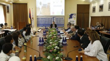 Երևանի քաղաքապետը հավաստագիր է հանձնել «Իրազեկ սերունդ՝ կայուն ապագա» խորագրով միջոցառման հաղթող թիմին