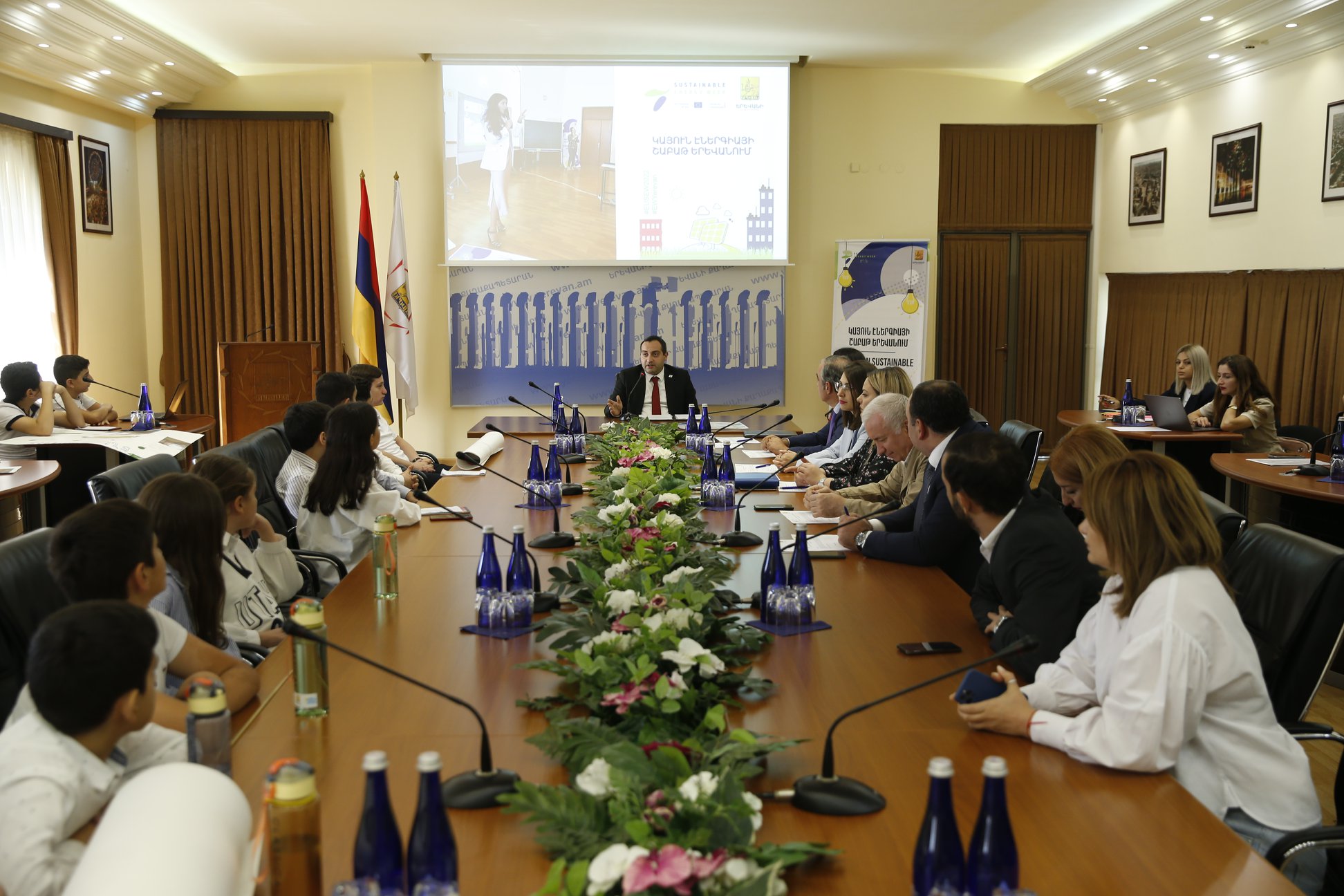 Երևանի քաղաքապետը հավաստագիր է հանձնել «Իրազեկ սերունդ՝ կայուն ապագա» խորագրով միջոցառման հաղթող թիմին
