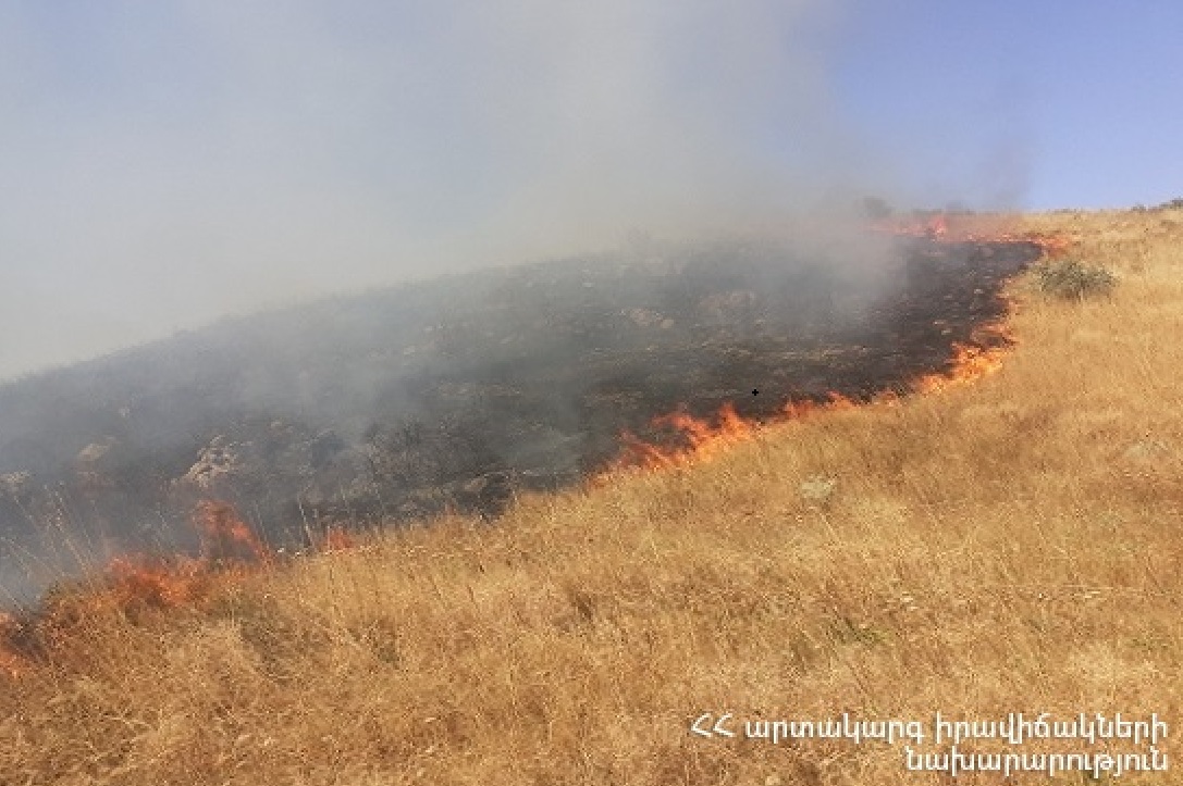 Գութանասարում այրվում է խոտածածկ տարածք