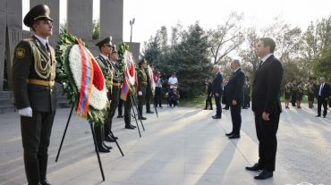 Բարձրաստիճան պաշտոնյաները հարգանքի տուրք են մատուցել հայրենիքի պաշտպանության մարտերում անմահացած հերոսների հիշատակին