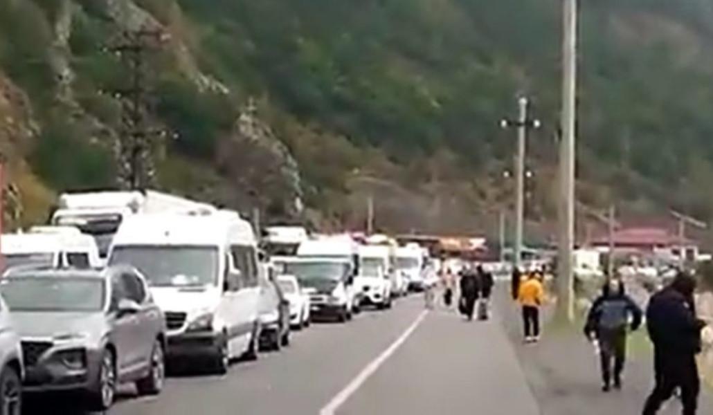 Լարսում երթևեկությունը կաթվածահար է
