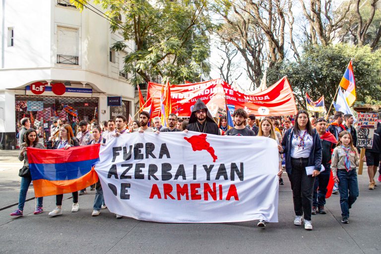 «Սա նոր ցեղասպանական փորձ է». Արգենտինայի հայ համայնքը երթ է անցկացրել դեպի Ադրբեջանի դեսպանատուն