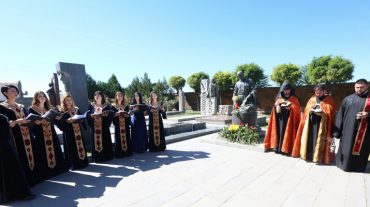 «Կոմիտասի ստեղծագործությունները կատարելով՝ մենք ինքնաճշտվում ենք, վերադառնում ենք դեպի մեզ». Արա Խզմալյան