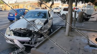 Երևանում բախվել են Mercedes-ն ու VAZ 2121-ը․ Niva-ն բախվել է բետոնե սյուներին․ կան վիրավորներ