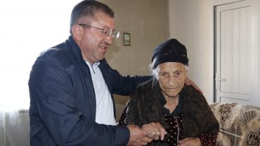 Գեղարքունիքի մարզպետը Տարեցների միջազգային օրվա առթիվ շնորհավորել և դրամական պարգևների է արժանացրել կյանքի մեկ դարը բոլորած ութ տարեցի