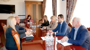Գեղարքունիքի մարզպետը Հայկական Կարմիր խաչի գործադիր տնօրենին է ներկայացրել հրետակոծված բնակավայերում խնդիրները
