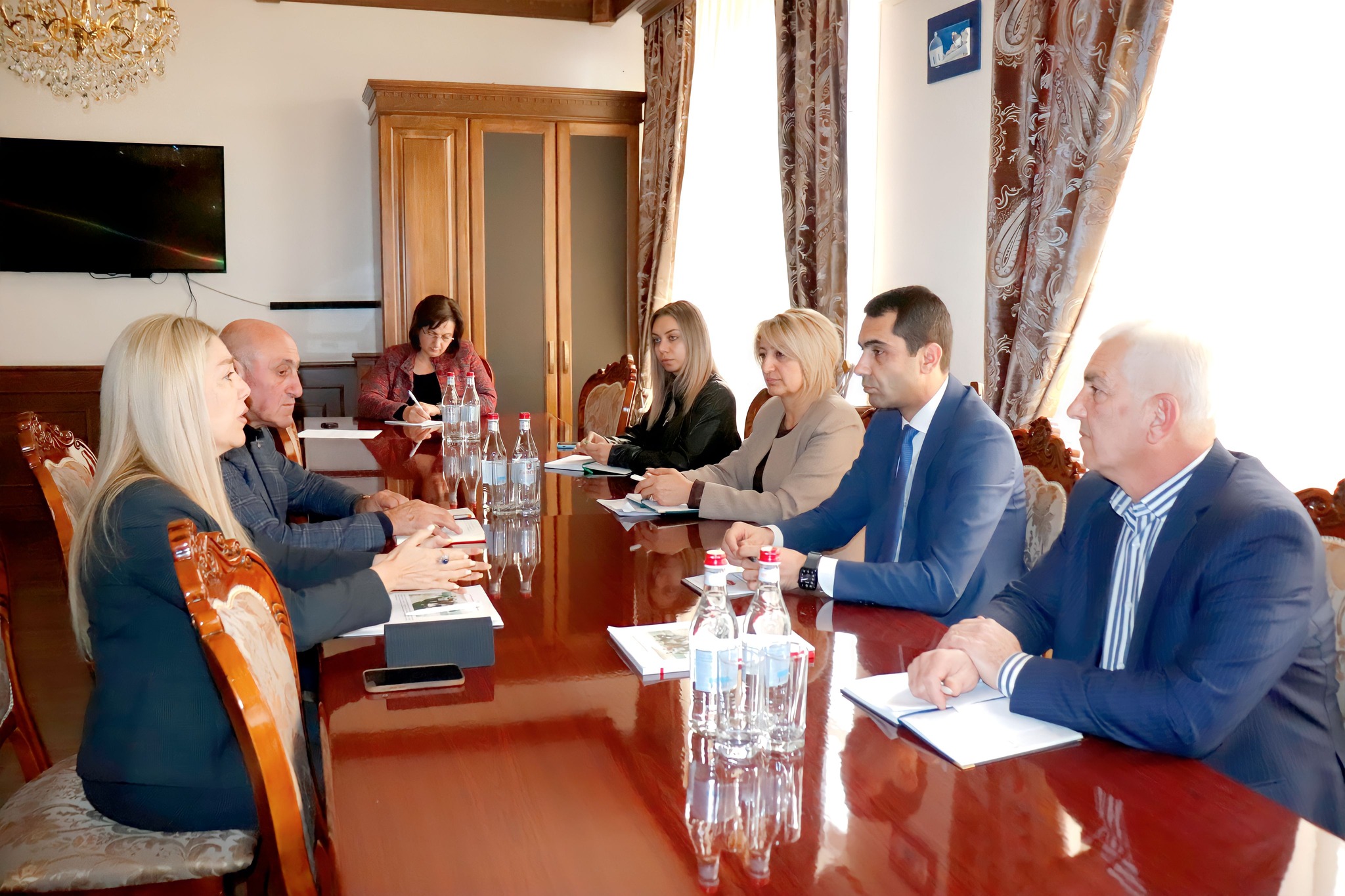 Գեղարքունիքի մարզպետը Հայկական Կարմիր խաչի գործադիր տնօրենին է ներկայացրել հրետակոծված բնակավայերում խնդիրները