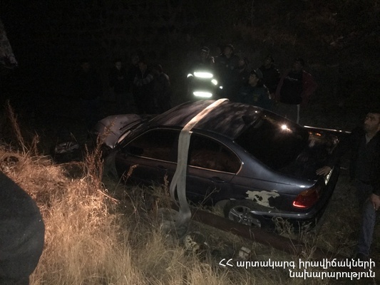 Մեքենան սահել է ձորը, հայտնվել երկաթգծի վրա