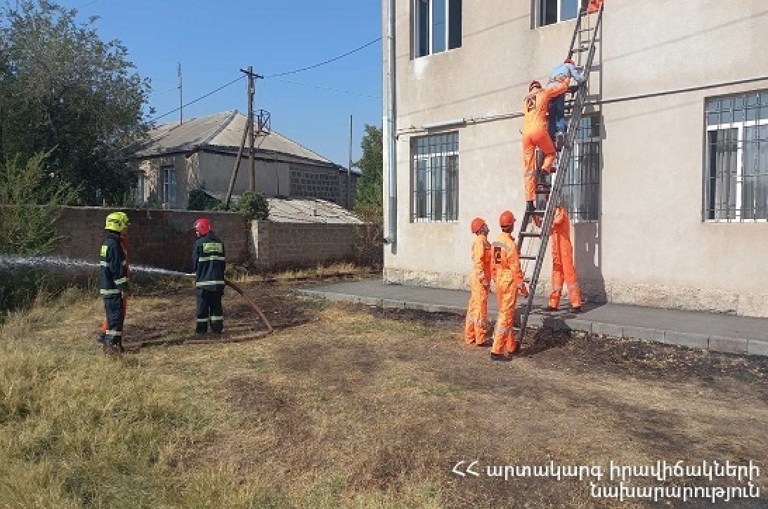 Կոտայքի ՄՓՎ-ն Եղվարդի դպրոցում ուսումնավարժություն է անցկացրել. հրդեհից տուժած աշակերտները տարահանվել են