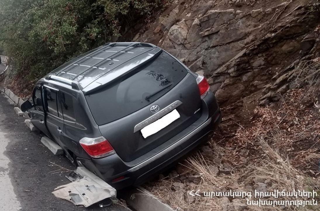Երևան-Մեղրի ավտոճանապարհին «Toyota Highlander» մակնիշի ավտոմեքենան դուրս է եկել ճանապարհի երթևեկելի հատվածից և կողաշրջվել