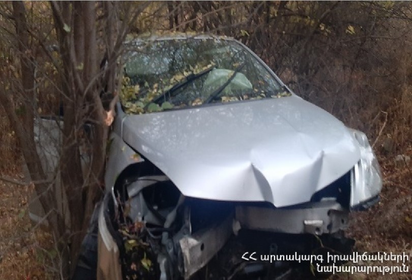 Երևան-Մեղրի ավտոճանապարհին «Nissan Tiida»-ն դուրս է եկել ճանապարհի երթևեկելի հատվածից և ընկել ձորը