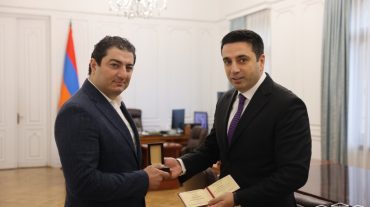 Ալեն Սիմոնյանը Հայկոյի հուշամեդալը հանձնել է երգչի եղբորը