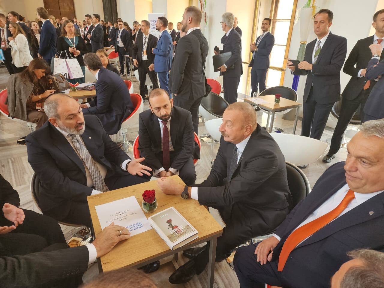 Լուսանկարներ Պրահայից․ սպասվում է Փաշինյանի հանդիպումը Ալիևի և Էրդողանի հետ