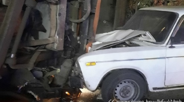 Խորենացի փողոցում «KamAZ»-ը բախվել է ծառին, գազատար խողովակին և էլ․ սյանը, այնուհետև կողաշրջվել՝ հարվածելով այլ մեքենաների