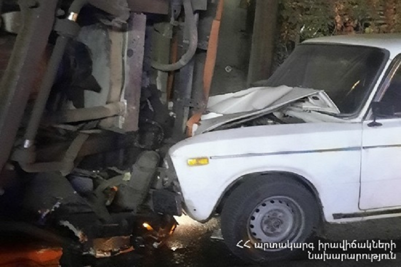 Խորենացի փողոցում «KamAZ»-ը բախվել է ծառին, գազատար խողովակին և էլ․ սյանը, այնուհետև կողաշրջվել՝ հարվածելով այլ մեքենաների