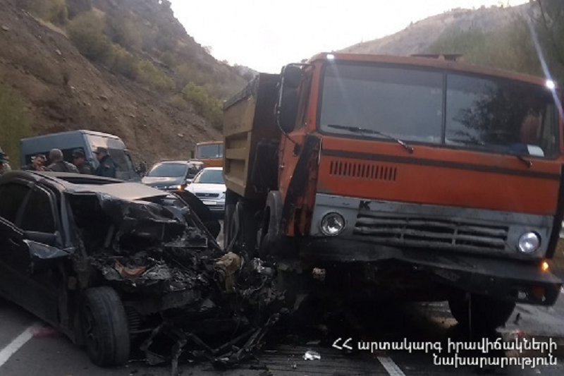 «KamAZ»-ի հետ բախման հետևանքով «Mercedes-Benz»-ի վարորդն արգելափակվել է. նրա վիճակը ծանր է