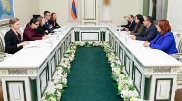 Պատերազմական հանցագործությունների քննության արդյունավետության բարձրացումը՝ որպես Դատախազության առաջնահերթություն, Վարդապետյանը ներկայացրել է Լի Թրեյսիին