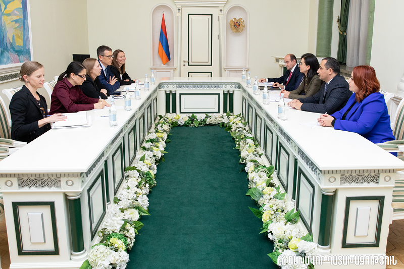 Պատերազմական հանցագործությունների քննության արդյունավետության բարձրացումը՝ որպես Դատախազության առաջնահերթություն, Վարդապետյանը ներկայացրել է Լի Թրեյսիին