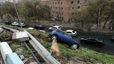 Աշտարակի խճուղուց Դավթաշեն տանող ավտոճանապարհին ավտոմեքենան դուրս է եկել երթևեկելի հատվածից և շրջվել դեպի ձորակը