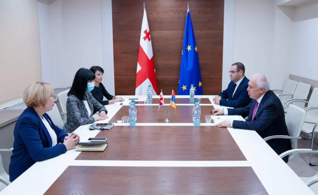 Վրաստանի պետնախարարը հանդիպել է ՀՀ դեսպանի հետ