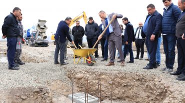Էկոնոմիկայի նախարարը Տաշիր համայնքում մասնակցել է անասնաբուծական համալիրի հիմքում առաջին քարե բլոկի տեղադրմանը