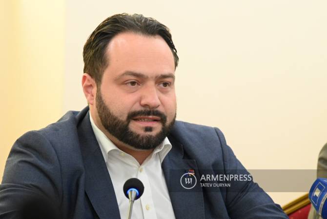 Ես ժողովրդավարության կողմն եմ, ես Հայաստանի կողմից եմ. ԵԽ պատգամավորը ԵՄ-ին մեղադրել է երկակի ստանդարտներ կիրառելու մեջ