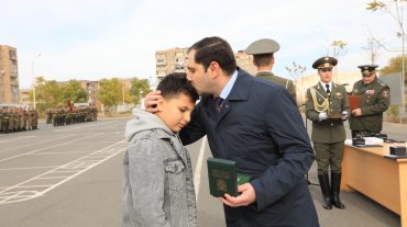 Սուրեն Պապիկյանը հետմահու պարգևներ է հանձնել զոհված զինծառայողների հարազատներին