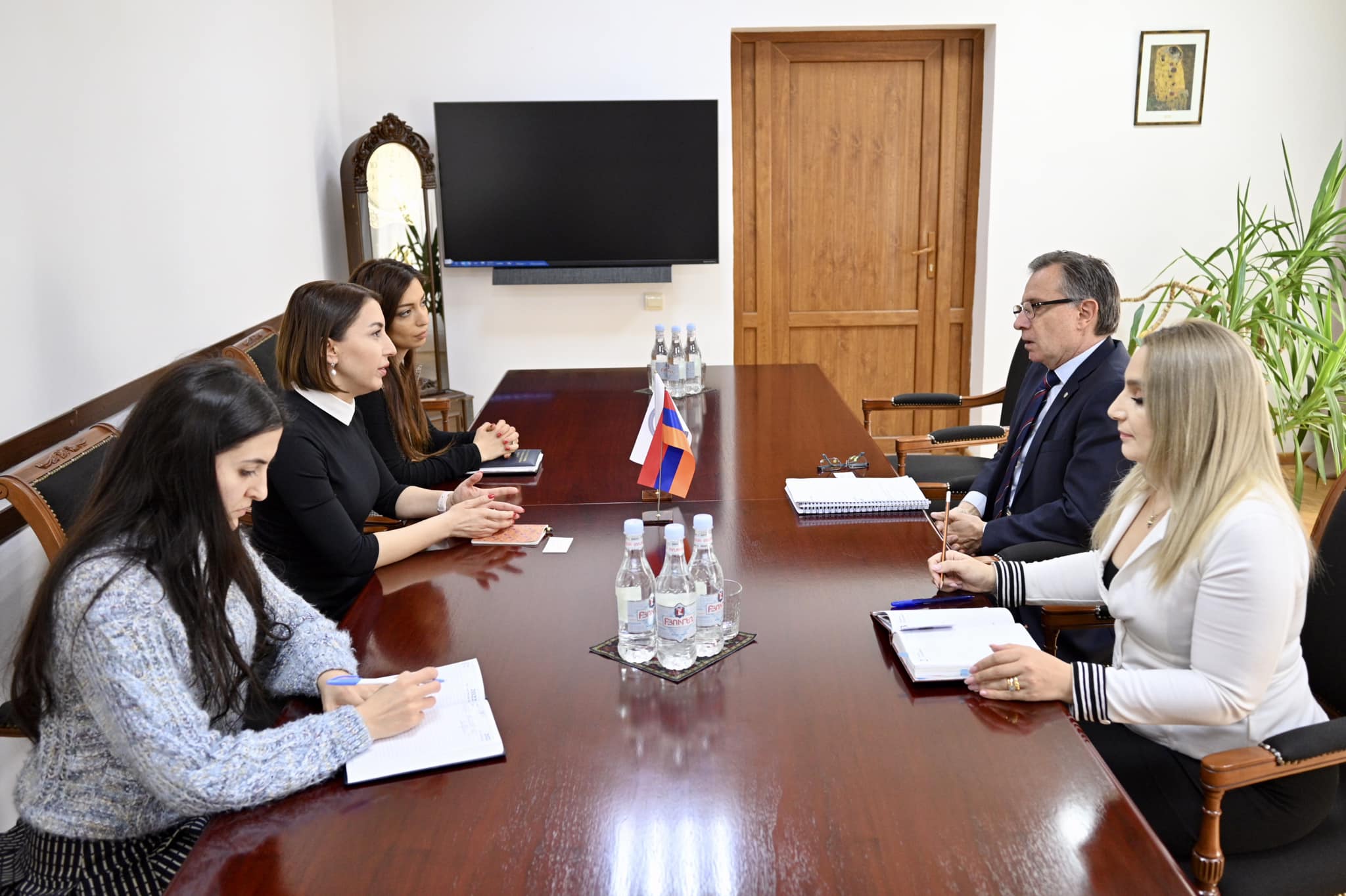 ՄԻՊ-ն ընդունել է Հայաստանում Ուրուգվայի Արևելյան Հանրապետության արտակարգ և լիազոր դեսպանին