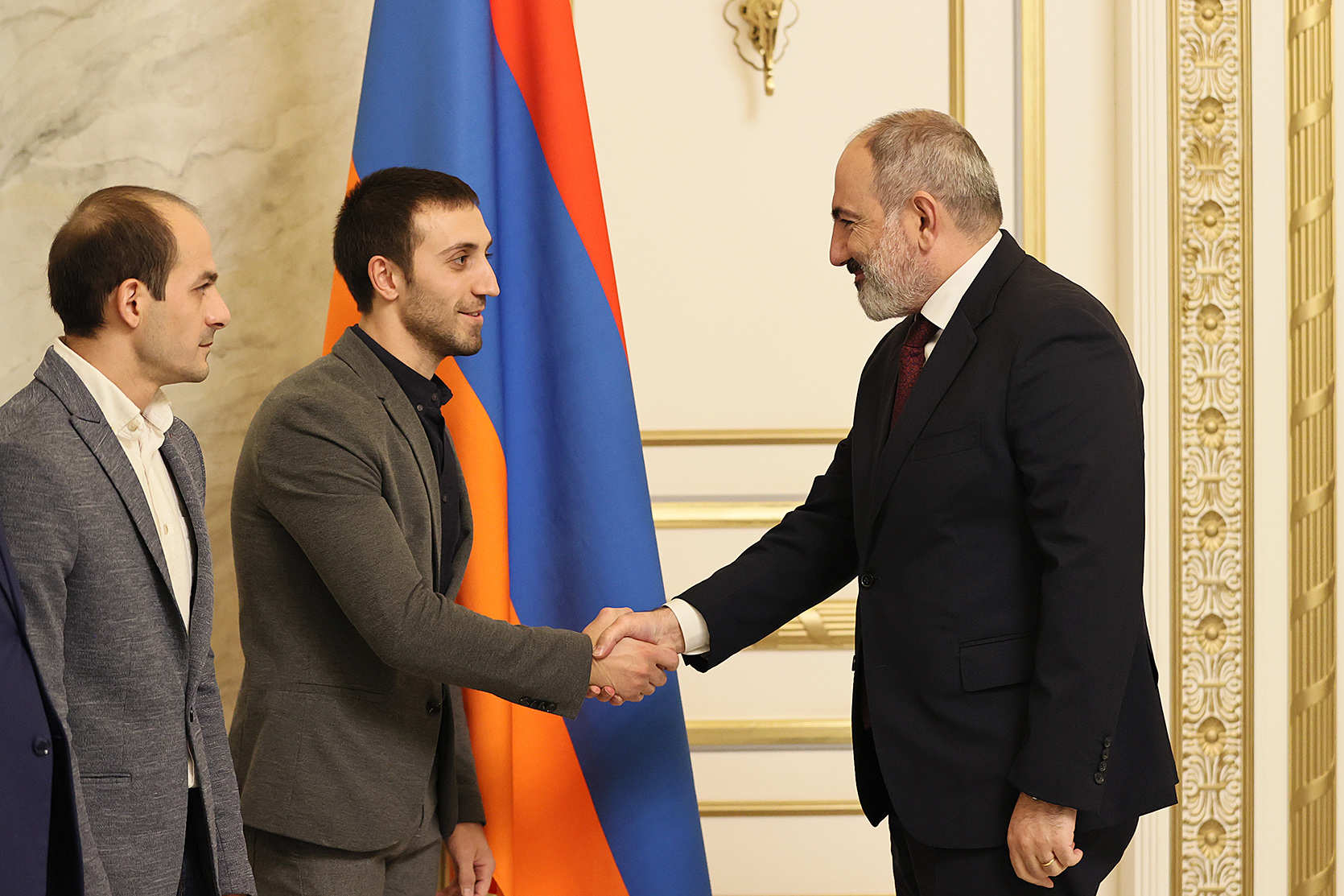 Վարչապետը հյուրընկալել է մարմնամարզության Աշխարհի նորընծա չեմպիոն Արթուր Դավթյանին և բրոնզե մեդալակիր Հարություն Մերդինյանին