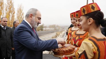 Վարչապետը Եղվարդում ներկա է գտնվել համակցված կերերի նոր գործարանի բացման արարողությանը