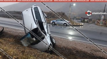 Opel-ը Երևան-Մեղրի ավտոճանապարհին դուրս է եկել երթևեկելի գոտուց դեպի աջ և առջևի հատվածով մխրճվել ճամփեզրի առվակում
