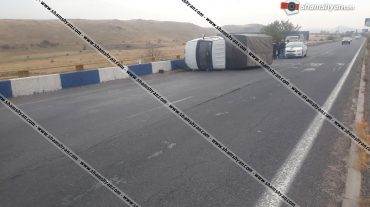 Գազել մակնիշի բեռնատարը բախվել է ճամփեզրի կամրջի բետոնե արգելապատնեշին և կողաշրջվել. կա տուժած