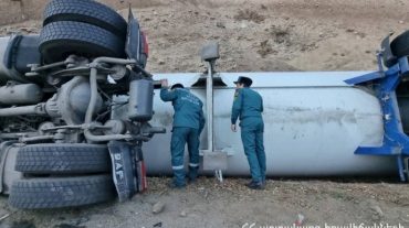 Բեռնատարը դուրս է եկել ճանապարհի երթևեկելի հատվածից և կողաշրջվել