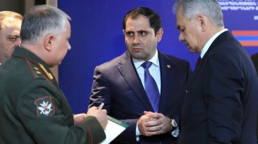 Սուրեն Պապիկյանը ՀԱՊԿ նիստից հետո առանձնազրույց է ունեցել ՌԴ պաշտպանության նախարարի հետ