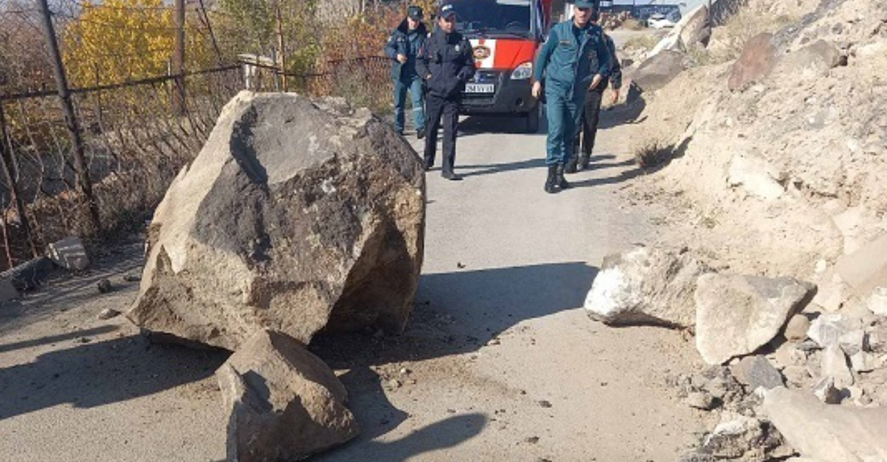 Քարաթափում Ջրաշեն թաղամասում. երթևեկությունը երկկողմանի փակվել է