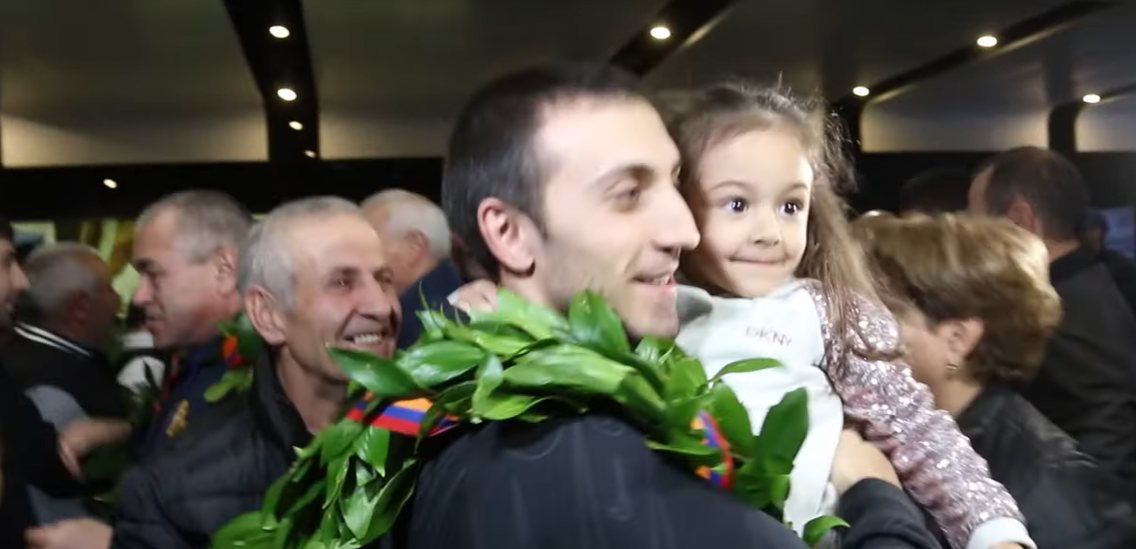 «Ո՞ւր ա պապան». «Զվարթնոցում» զուռնա դհոլով դիմավորում են աշխարհի չեմպիոն Արթուր Դավթյանին. News.am